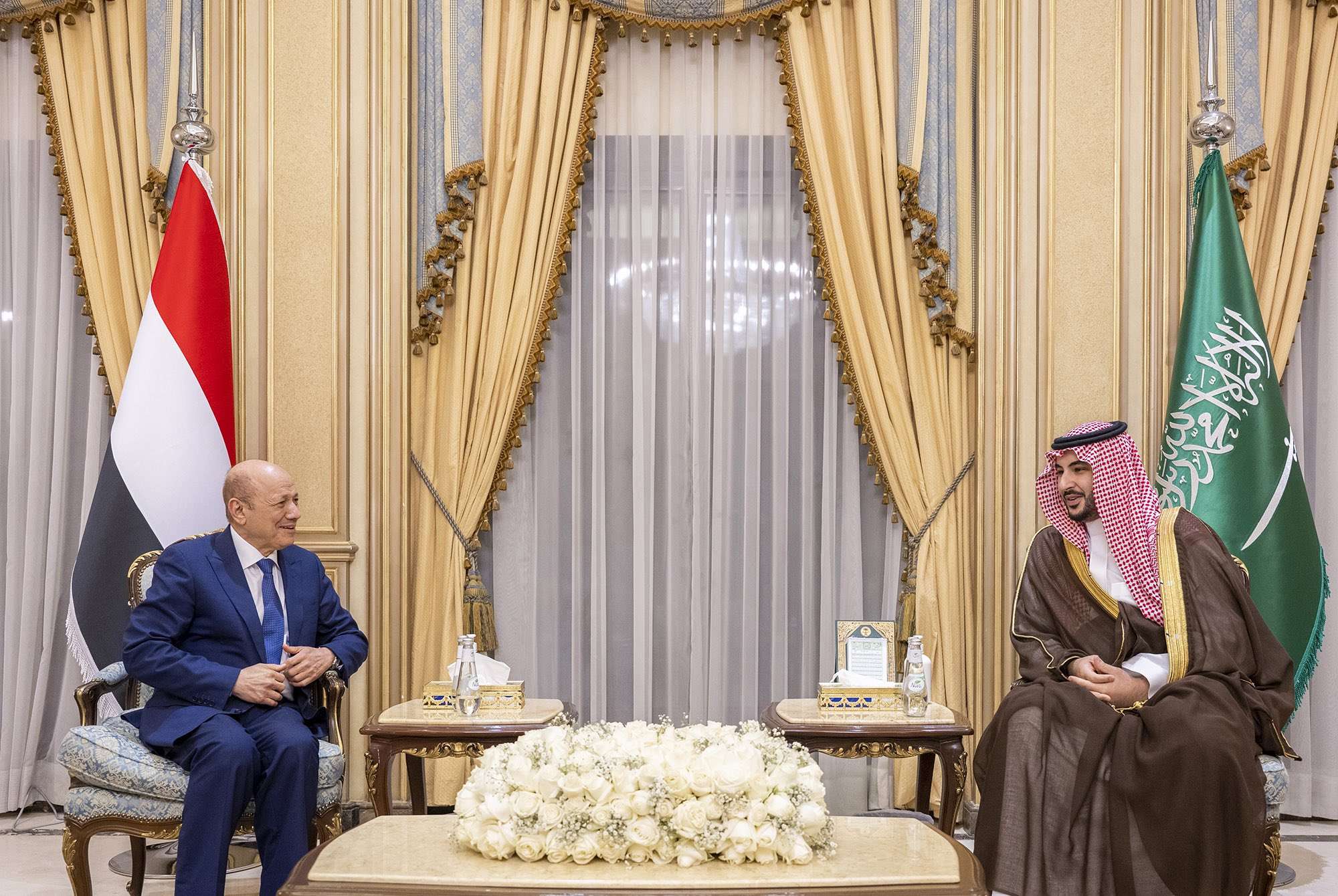 لقاء مع الرئيس السابق وإستدعاء قيادات الدولة اليمنية الى الرياض"تفاصيل"