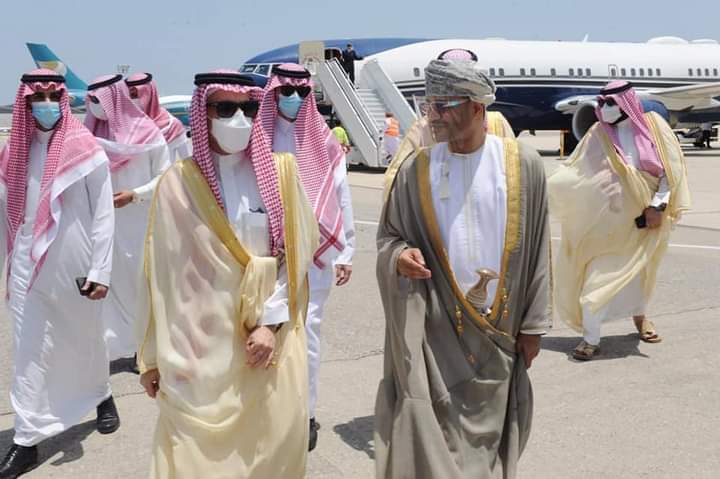 وزير الخارجية السعودي اثناء وصوله عمان اليوم 