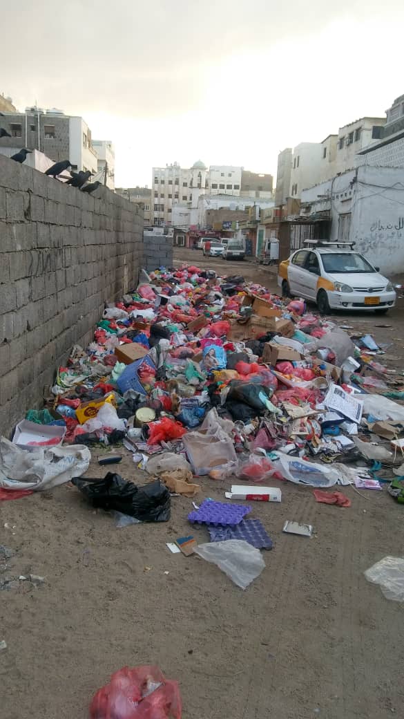 اكوام القمامة في عدن
