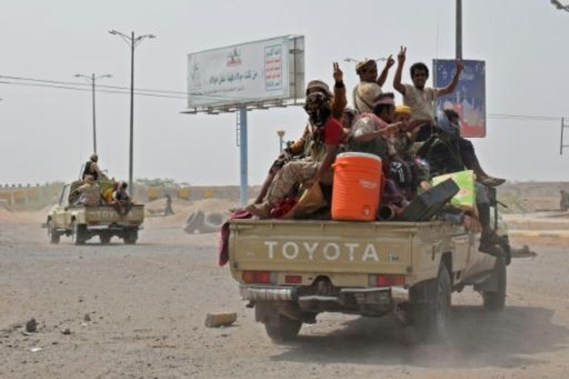 قوات موالية للحكومة اليمنية تتقدم في اتجاه منطقة الميناء 