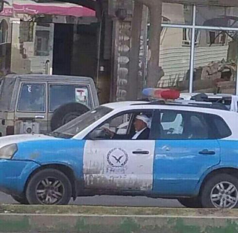 قيادي حوثي يسرق سيارة شرطة