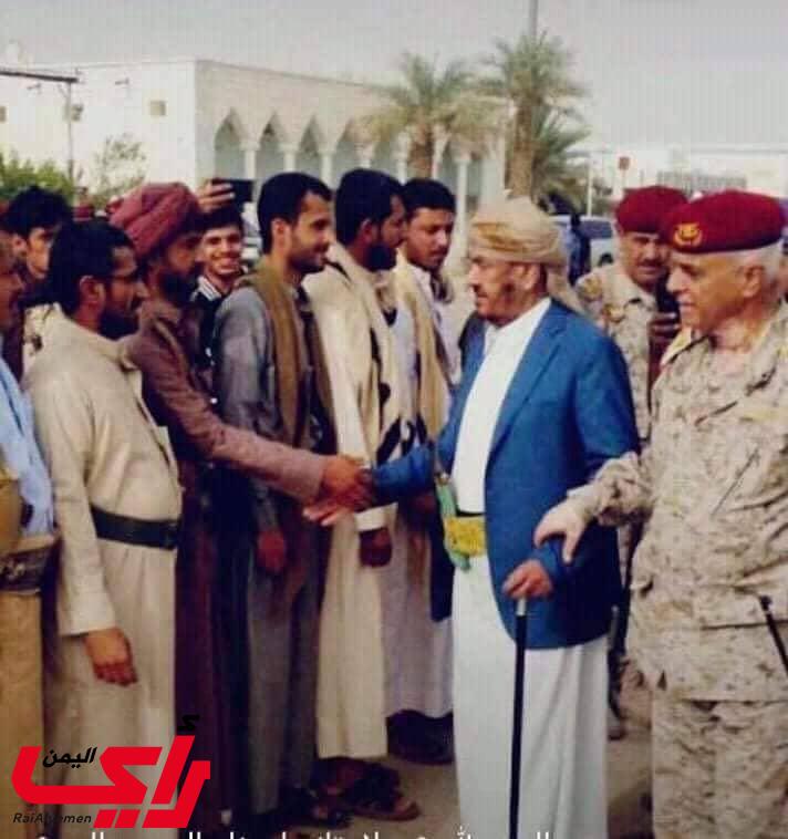 الشائف أثناء استقباله من قبل قائد المنطقة العسكرية الأولى