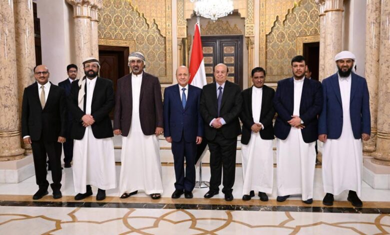 راي اليمن يكشف: مجلس القيادة الرئاسي يقر قرارات الزبيدي بالأغلبية ويعيدها إلى الإطار القانوني