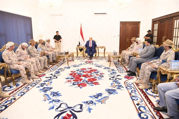 هادي خلال استقباله قائد التحالف في عدن