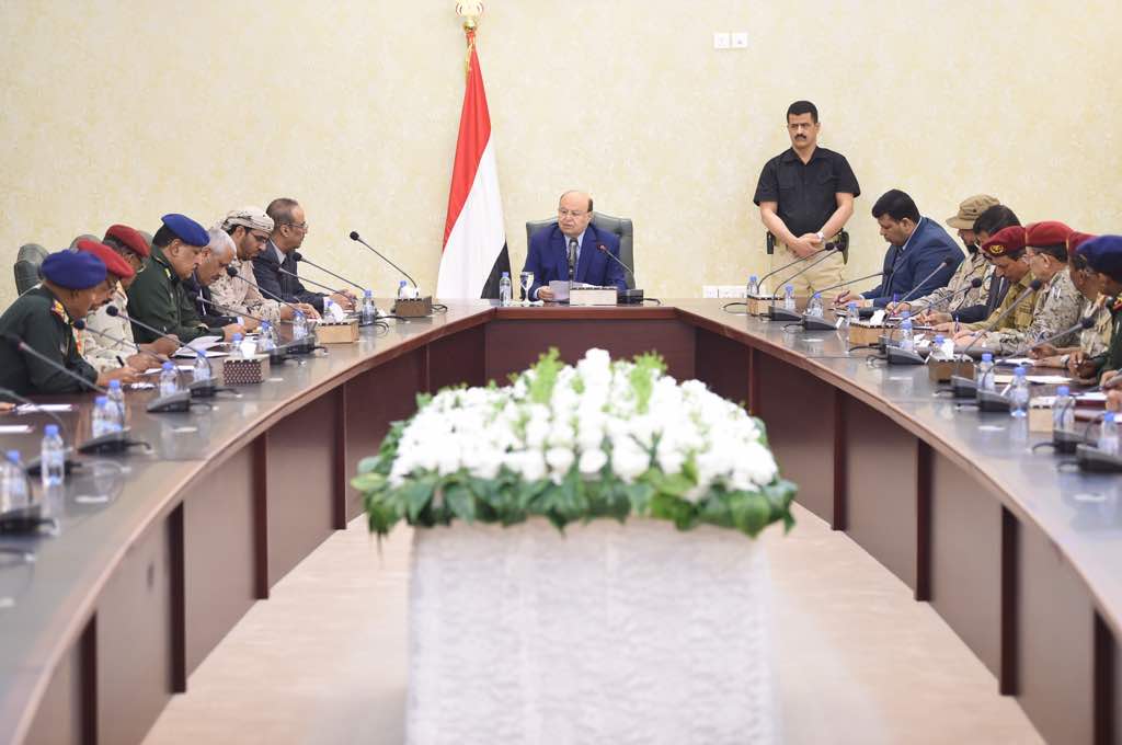 هادي يجتمع مع قيادات عسكرية وأمنية في عدن