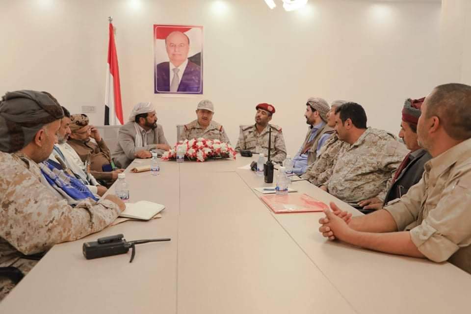 الصورة لاجتماع عسكري في مارب أمس 