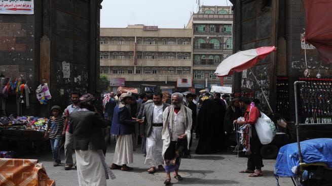انخفاض الريال يُضعف حركة أسواق اليمن
